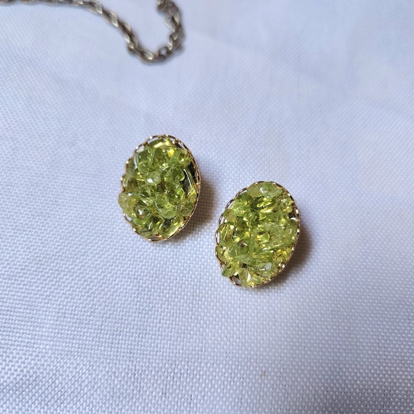 DODDS Vintage Goldtone Green Glass Faux Pearl Pendant Necklace & Clip Earrings - Picture 4 of 7